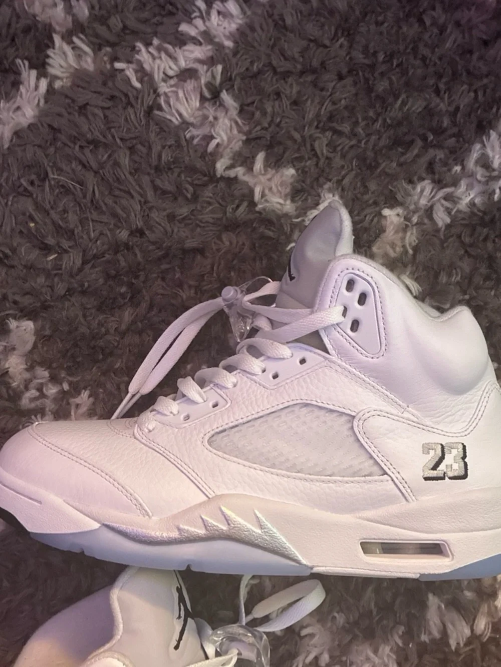 jordan 5 white metallic comes with box and extra lace size 9.5